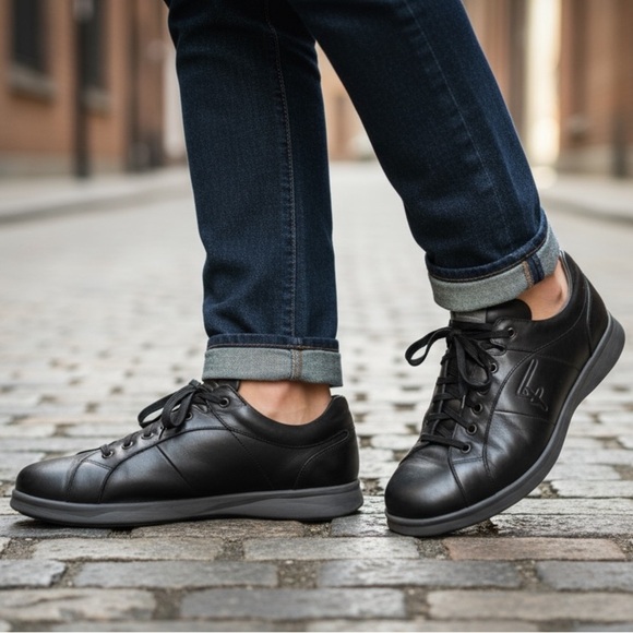 SALVATORE FERRAGAMO Leather World Traveler Trainer Black - Picture 1 of 11